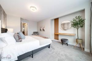 - une chambre avec un grand lit blanc et une plante dans l'établissement The Azure, Near DT & University, TWO King Beds!, à Edmonton