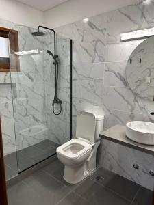 un bagno con doccia, WC e lavandino di Alojamiento en Punta del Este con vista al mar a Punta del Este