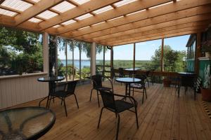 Rõdu või terrass majutusasutuses Hotell Paradis