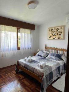 una camera da letto con un letto con due asciugamani sopra di Alojamiento en Punta del Este con vista al mar a Punta del Este