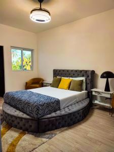 1 dormitorio con 1 cama con marco grande en Maple Beach by DR Collection en Punta Cana