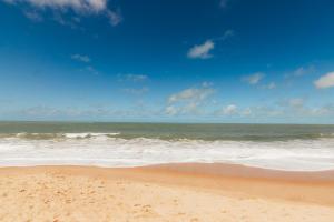 uma praia arenosa com o oceano ao fundo em Pousada Casa Mar pé na areia em Caraíva