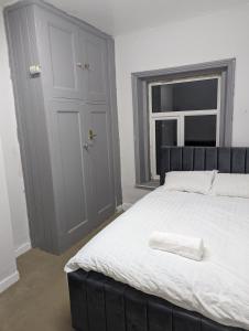 奧爾德姆的住宿－cozy double rm9，一间卧室设有一张大床和一个窗户。
