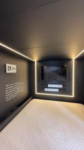 een kamer met een bed en een flatscreen-tv bij Hotel Joy Cll 85 in Bogota