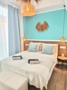 sypialnia z dużym łóżkiem z dwoma ręcznikami w obiekcie Luxury Penthouse Valentin with jacuzzi w Corralejo