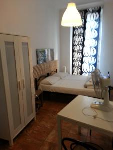 ローマにあるPaolina Roomsのベッドと窓が備わる小さな客室です。