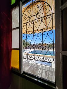 ventana con vistas a la playa en Villa mgm, en Bou Mkila