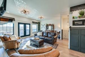 Ruang duduk di Stellar Craig Apartment - Walk to Restaurants!
