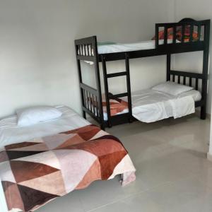 Двухъярусная кровать или двухъярусные кровати в номере Alojamientos Fredys