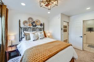 Un dormitorio con una cama grande y una lámpara de araña. en Stellar Craig Apartment - Walk to Restaurants! en Craig