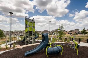 un patio de recreo con un tobogán en un parque en Home Sweet Home -San Antonio, en San Antonio