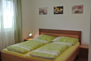 1 dormitorio con 2 almohadas en Appartement Heidi en Schladming
