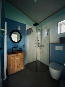 Koupelna v ubytování Backyard Village - Turquoise House