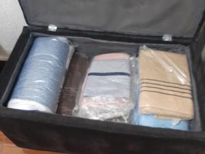 una maleta con varios artículos diferentes. en Loft aconchegante - Centro Niterói en Niterói