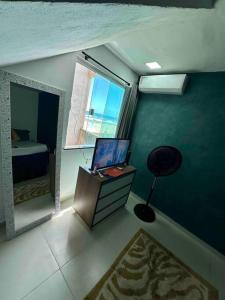 TV tai viihdekeskus majoituspaikassa Apartamento pé na areia - Praia Sul
