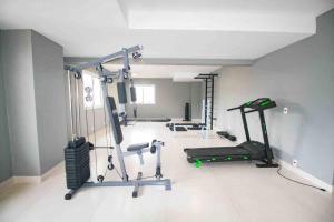 - une salle de sport avec plusieurs appareils d'exercice dans l'établissement Studio Santana 13, à São Paulo