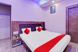 Llit o llits en una habitació de Flagship Saharsh Hotel