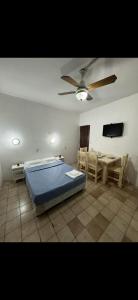 ブエノスアイレスにあるHotel Yerbalのベッドルーム1室(ベッド1台、テーブル、ソファ付)