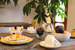 stół z talerzami żywności na stole w obiekcie Relais Villa Montedonzelli w mieście Napoli