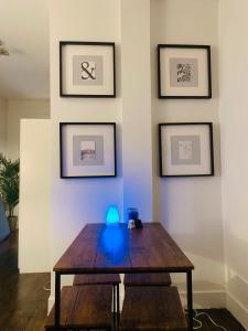 Una mesa en una habitación con una luz azul. en Private room with private bathroom and backyard en Brooklyn