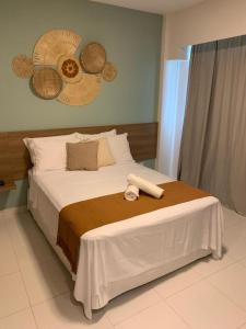 - une chambre avec un grand lit et des draps blancs dans l'établissement Mana Beach Pono by Flats Prime, à Porto de Galinhas
