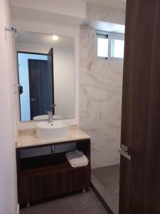 een badkamer met een wastafel en een spiegel bij NSI Anseli in Mexico-Stad