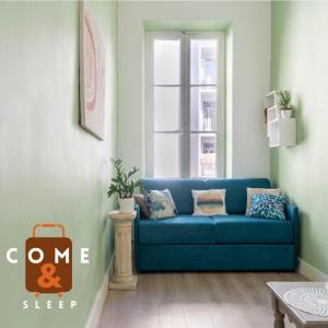 un divano blu in soggiorno con finestra di Come&Sleep a Marsiglia