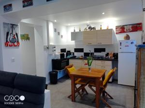 a living room with a table and a kitchen at Le Long island in Rivière-Pilote