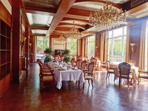 un comedor con una mesa larga y sillas en Changchun Clear Moon Apartment by South Lake Hotel, en Changchún