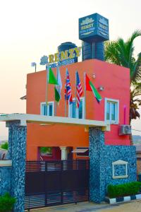 AroにあるRemzy Hotel & Suites, Olomoreの旗の横の建物