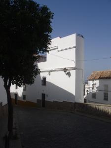 un edificio blanco con un árbol delante en Casa Vista, en Alcalá de los Gazules