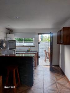 une cuisine avec un comptoir et une cuisine avec un balcon dans l'établissement Complejo Turismo Salvaje, à Santa Clara del Mar