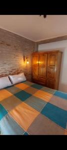 - une chambre avec un lit et un sol en damier dans l'établissement Complejo Turismo Salvaje, à Santa Clara del Mar