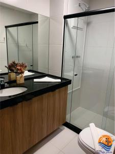La salle de bains est pourvue d'une douche, d'un lavabo et de toilettes. dans l'établissement Mana Beach Pono by Flats Prime, à Porto de Galinhas
