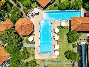 una vista aérea de una piscina y edificios en Taman Surgawi Resort & Spa, en Jasri