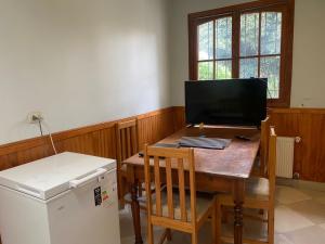 eine Küche mit einem Holztisch mit einem Computer darauf in der Unterkunft BBCasita Las Condes in Santiago