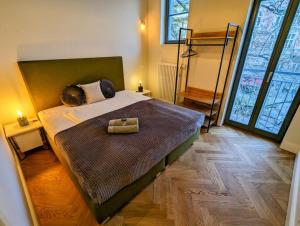 um quarto com uma cama grande e uma janela grande em Modern building with vertical garden & 2 bedrooms em Berlim