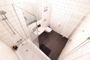 uma casa de banho com um WC, um lavatório e um chuveiro em Modern building with vertical garden & 2 bedrooms em Berlim
