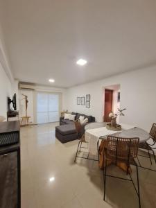 un soggiorno con tavolo e divano di Departamento completo 1D en Barrio Sur con cochera privada a San Miguel de Tucumán