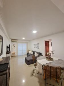 uma sala de estar com um sofá e uma mesa em Departamento completo 1D en Barrio Sur con cochera privada em San Miguel de Tucumán