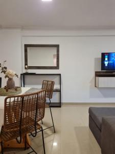 sala de estar con mesa, sillas y sofá en Departamento completo 1D en Barrio Sur con cochera privada en San Miguel de Tucumán