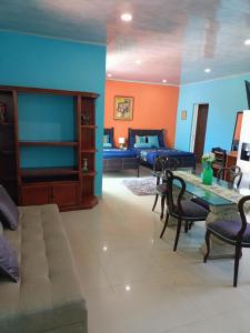 uma sala de estar com um sofá e uma mesa em Casa las Flores em Puerto Vallarta
