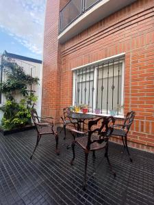 un patio con mesa y 2 sillas en Tranquilidad en el corazón de la ciudad en Posadas