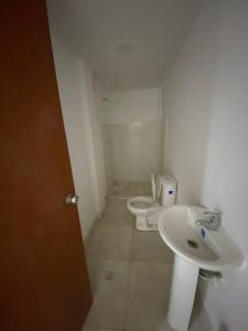ein Badezimmer mit 2 WCs und einem Waschbecken in der Unterkunft Apto en cucuta trapiches cerca a la Toyota in Villa del Rosario