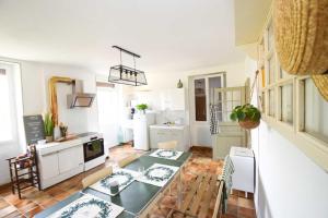 a living room with a table and a kitchen at Chez maria in Celles-sur-Ource