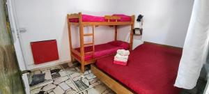 En eller flere senge i et værelse på Hostel Megaró