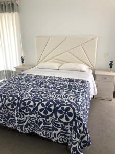 1 dormitorio con 1 cama con edredón azul y blanco en Casa de Playa Laguna Mar- Bujama km 89, en Asia