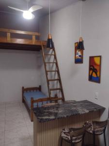 casa aconchegante em Ubatuba في ساو فرانسيسكو دو سول: غرفة مع سرير بطابقين وسلم