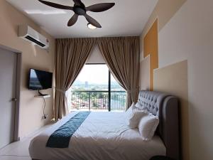 - une chambre avec un lit, un ventilateur de plafond et une fenêtre dans l'établissement The Horizon Ipoh Dual L13 by Grab A Stay, à Ipoh