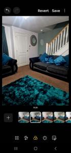 سرير أو أسرّة في غرفة في Well Furnished 3 Bedroom House in a cosy estate in Bolton